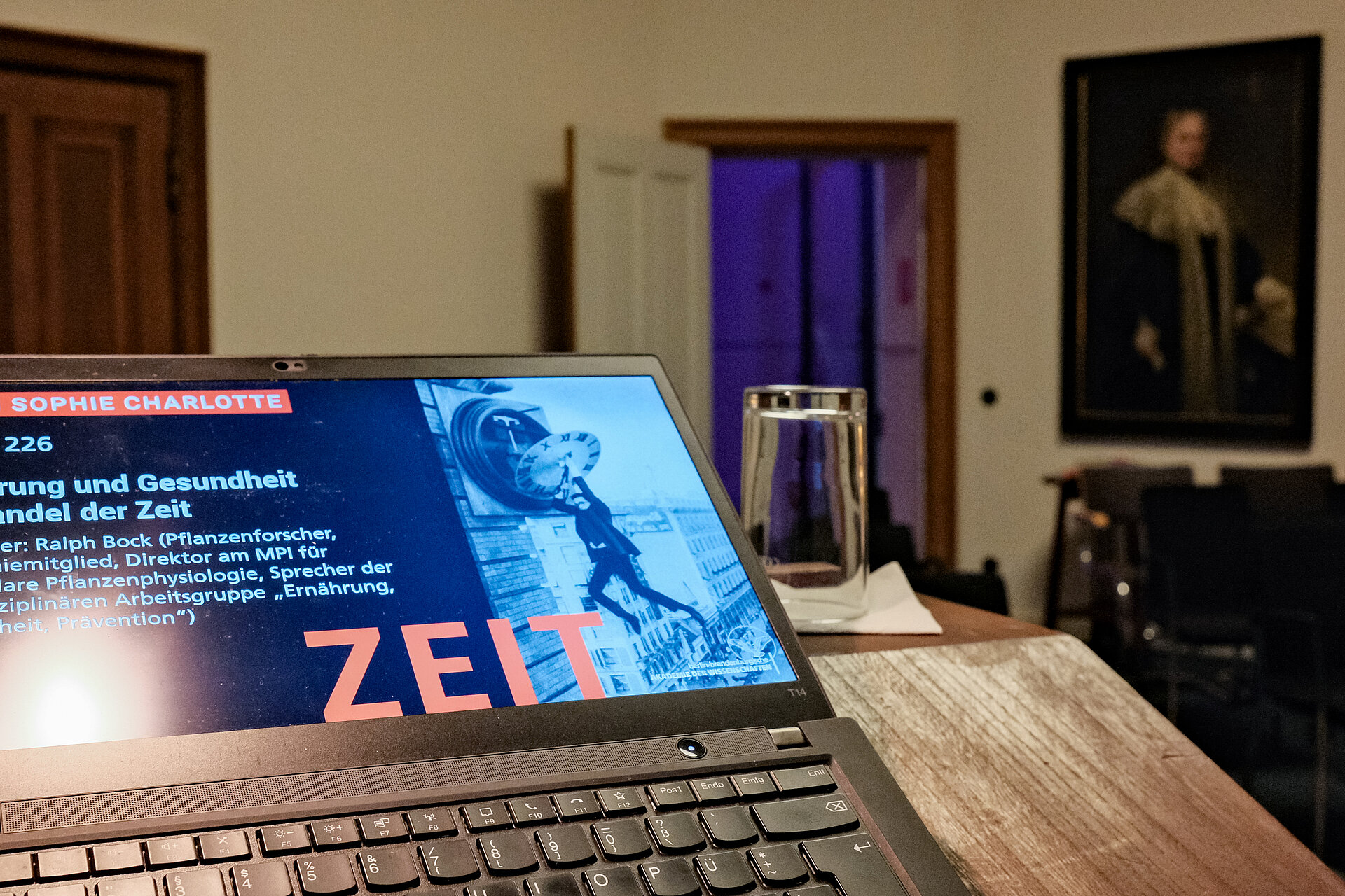 Bild vom Tag der Ausstellungseröffnung. Zu sehen ist der Vortragsraum, in dem es eine Einführung und verschiedene wissenschaftlichen Vorträge gab.